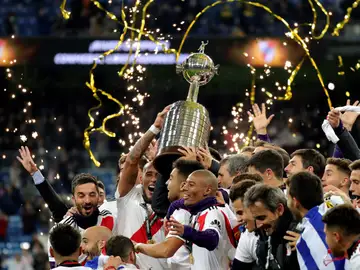 Los jugadores de River Plate levantan la Copa Libertadores al cielo de Madrid Los jugadores de River Plate levantan la Copa Libertadores al cielo de Madrid