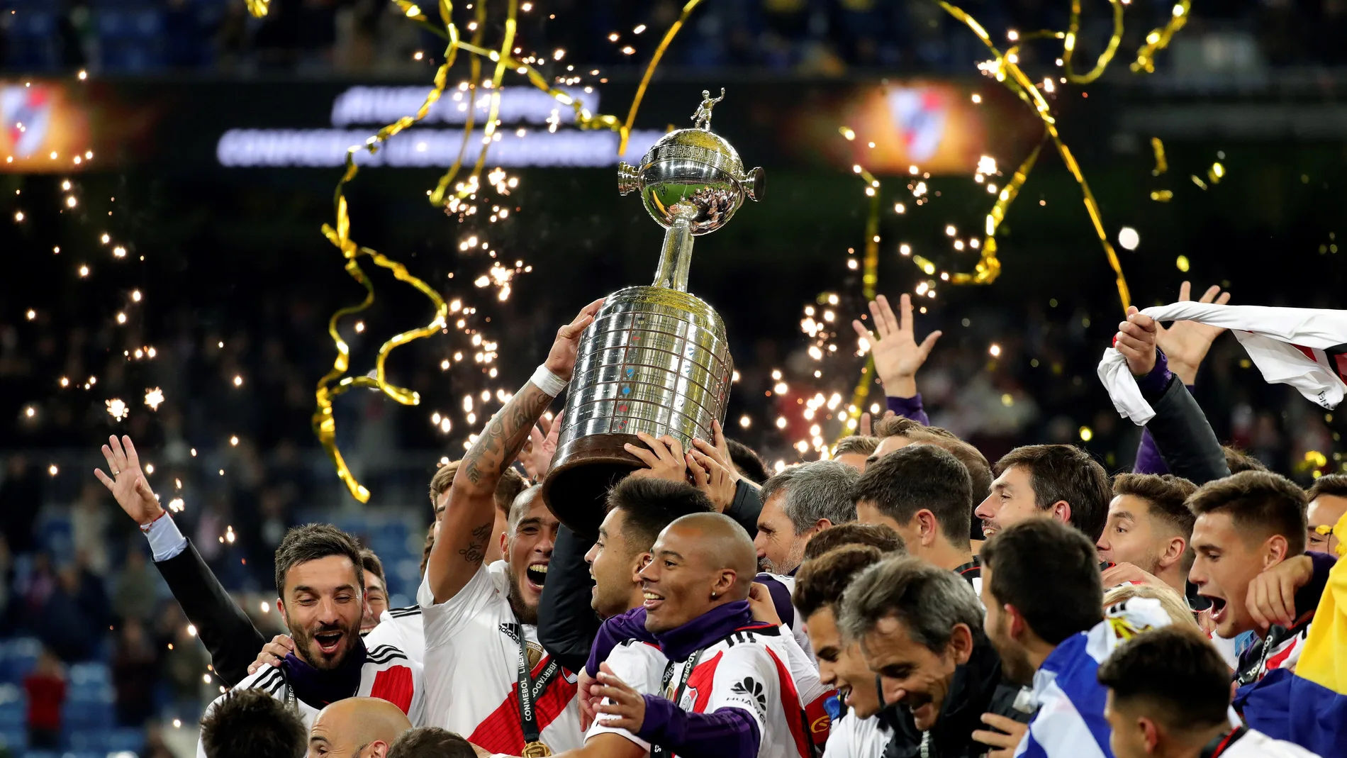 Los jugadores de River Plate levantan la Copa Libertadores al cielo de Madrid Los jugadores de River Plate levantan la Copa Libertadores al cielo de Madrid