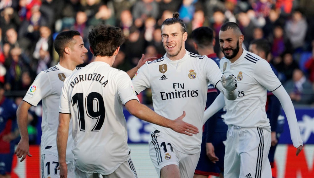 Los jugadores del Madrid felicitan a Gareth Bale tras el gol del galés