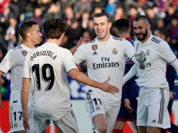Los jugadores del Madrid felicitan a Gareth Bale tras el gol del galés