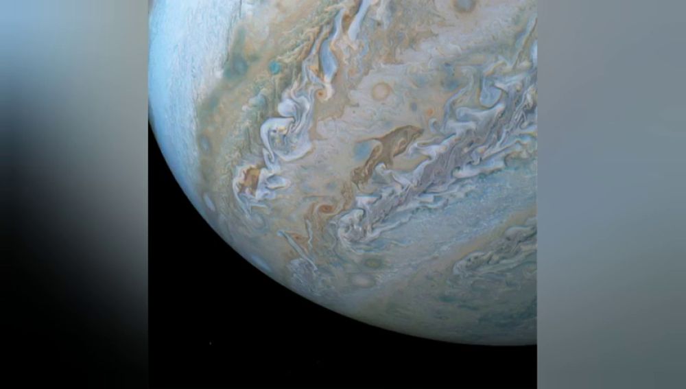 La superficie de Júpiter nos deja bonitas imágenes de delfines nadando