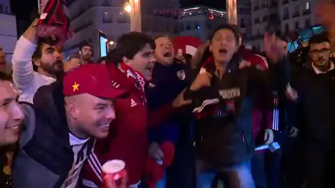 Locura en la Puerta del Sol: así festejaron los hinchas de River Plate en Madrid Locura en la Puerta del Sol: así festejaron los hinchas de River Plate en Madrid
