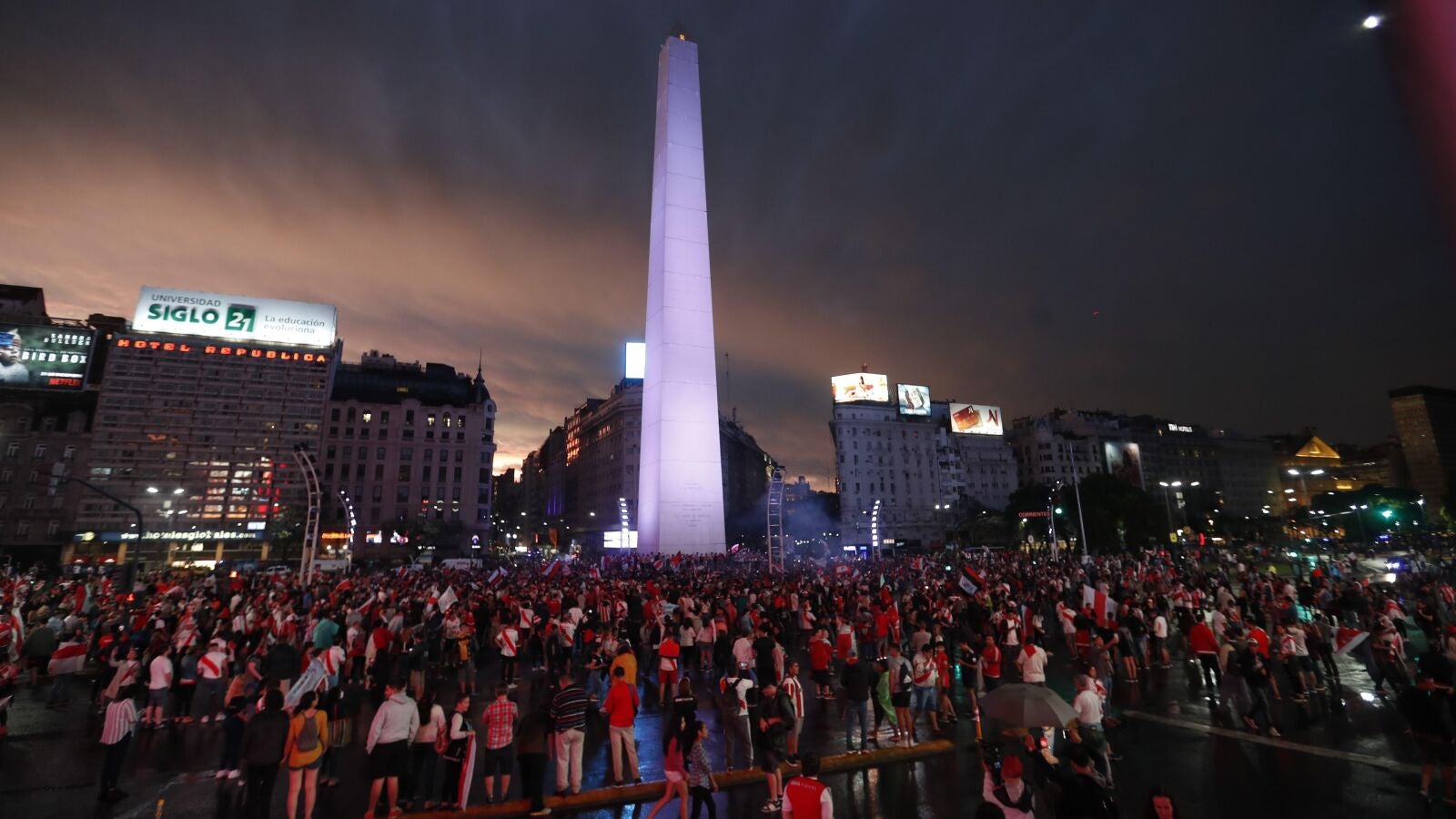 Celebración y disturbios en Buenos Aires: la Policía desalojó los festejos por la violencia de los hinchas de River Plate