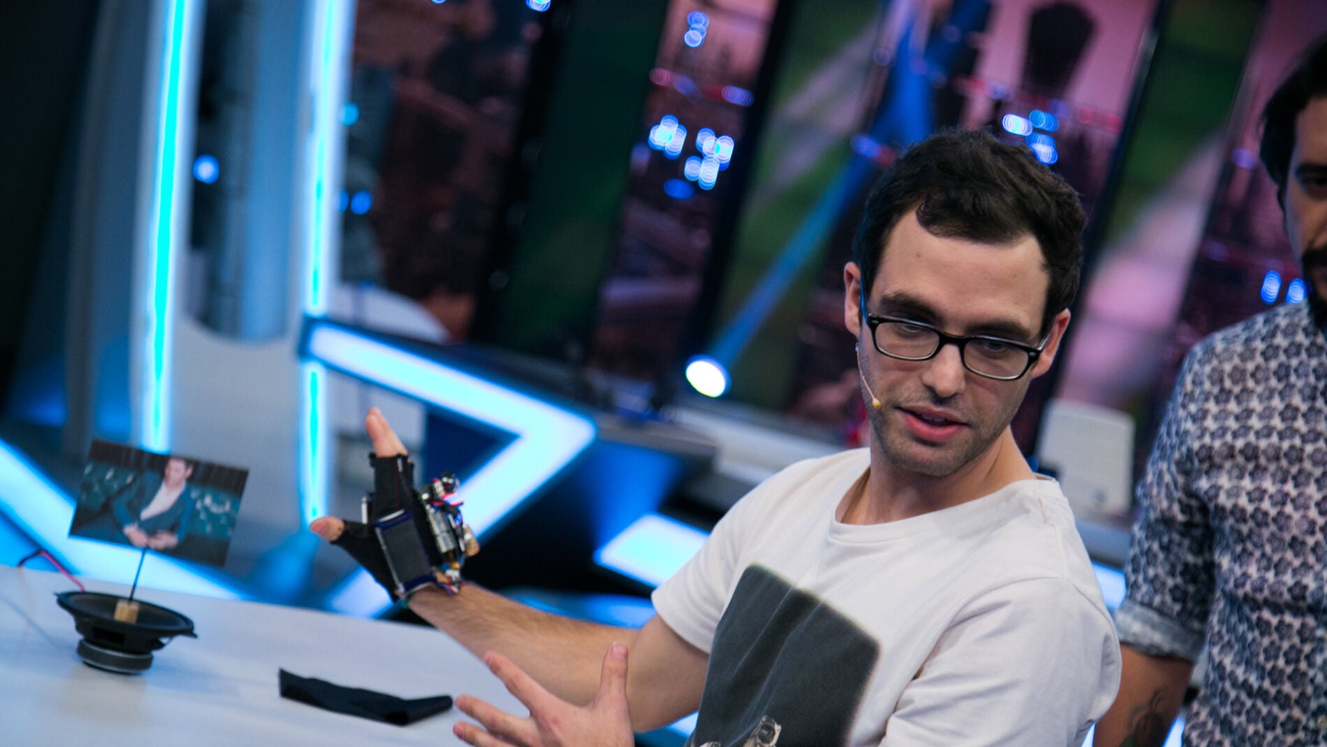 V&Iacute;DEO: &iquest;Es posible parar el tiempo solamente con un guante?