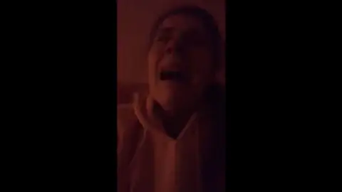 El vídeo completo de la denuncia de una joven agredida sexualmente en un portal El vídeo completo de la denuncia de una joven agredida sexualmente en un portal