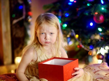 Niña decepcionada con su regalo de Navidad
