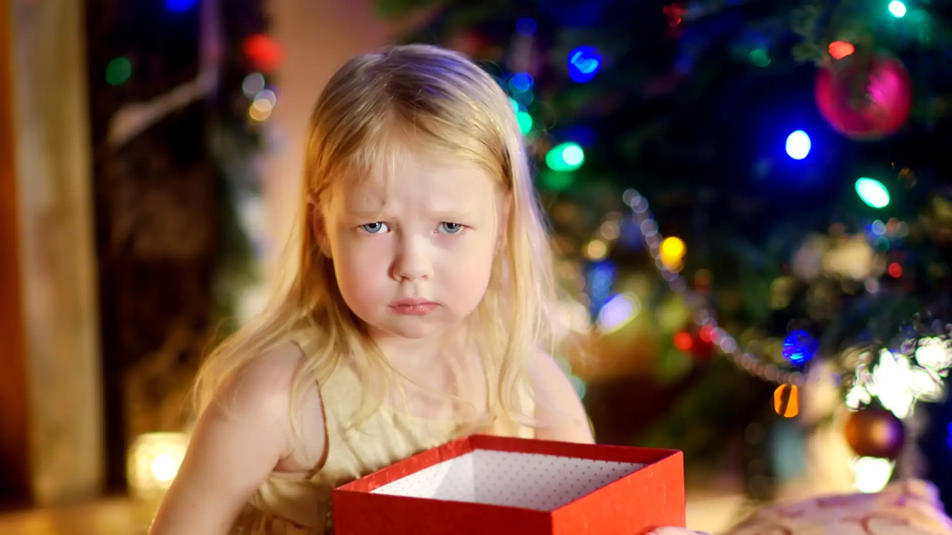 Niña decepcionada con su regalo de Navidad