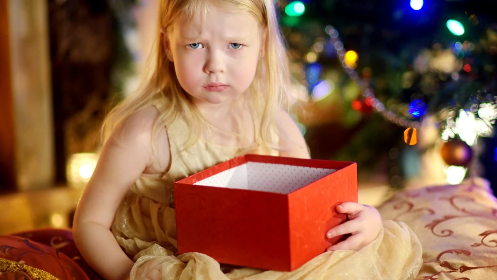 Niña decepcionada con su regalo de Navidad Nova Life