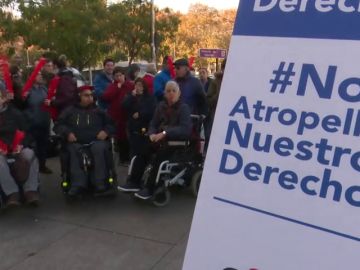 Personas discapacitadas protestan contra la invasión de los patinetes en las aceras