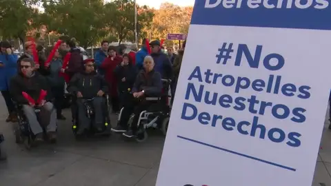 Personas discapacitadas protestan contra la invasión de los patinetes en las aceras Personas discapacitadas protestan contra la invasión de los patinetes en las aceras