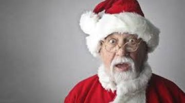 un hombre grita a los niños Santa Claus no existe