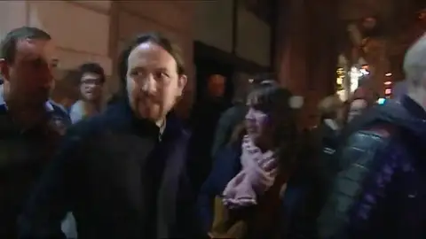 Un grupo ultra hace un escrache a Pablo Iglesias en Barcelona Un grupo ultra hace un escrache a Pablo Iglesias en Barcelona