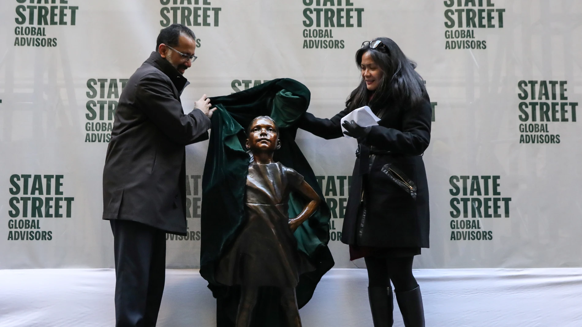 Estatua de la 'Niña sin miedo' Estatua de la 'Niña sin miedo'