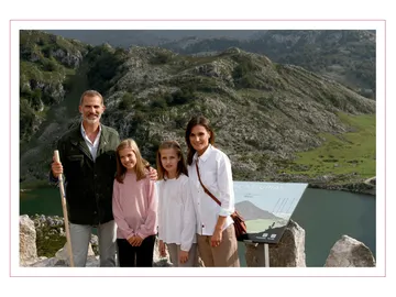 Felicitación navideña de los Reyes y sus hijas Felicitación navideña de los Reyes y sus hijas