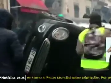 Macron convoca para este lunes a los sindicatos y a la patronal para presentarles nuevas medidas ante la crisis de los 'chalecos amarillos' Macron convoca para este lunes a los sindicatos y a la patronal para presentarles nuevas medidas ante la crisis de los 'chalecos amarillos'