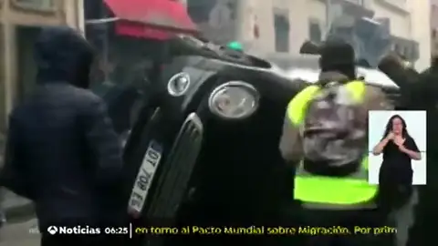 Macron convoca para este lunes a los sindicatos y a la patronal para presentarles nuevas medidas ante la crisis de los 'chalecos amarillos' Macron convoca para este lunes a los sindicatos y a la patronal para presentarles nuevas medidas ante la crisis de los 'chalecos amarillos'