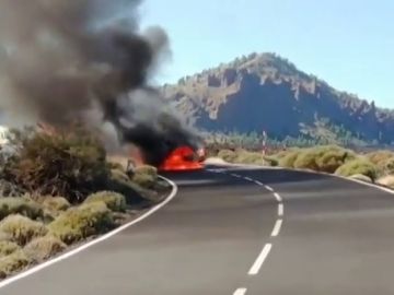 Dos vehículos arden en pleno Parque Nacional del Teide, en Tenerife