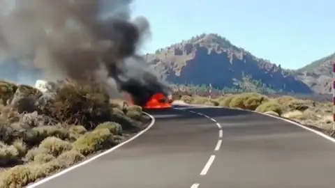 Dos vehículos arden en pleno Parque Nacional del Teide, en Tenerife Dos vehículos arden en pleno Parque Nacional del Teide, en Tenerife