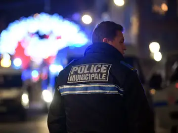 Un miembro de la policía francesa monta guardia cerca del lugar del tiroteo Un miembro de la policía francesa monta guardia cerca del lugar del tiroteo