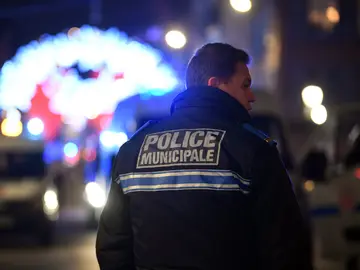 Un miembro de la policía francesa monta guardia cerca del lugar del tiroteo Un miembro de la policía francesa monta guardia cerca del lugar del tiroteo