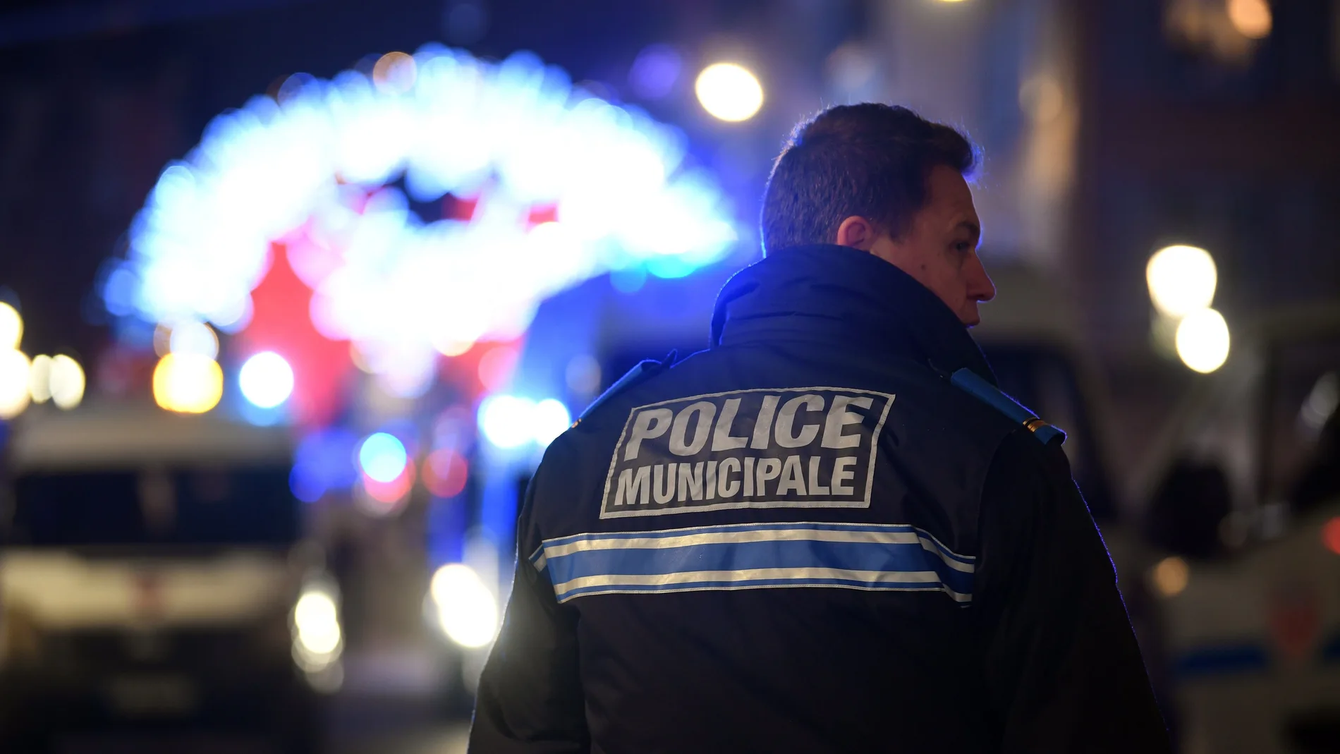 Un miembro de la policía francesa monta guardia cerca del lugar del tiroteo