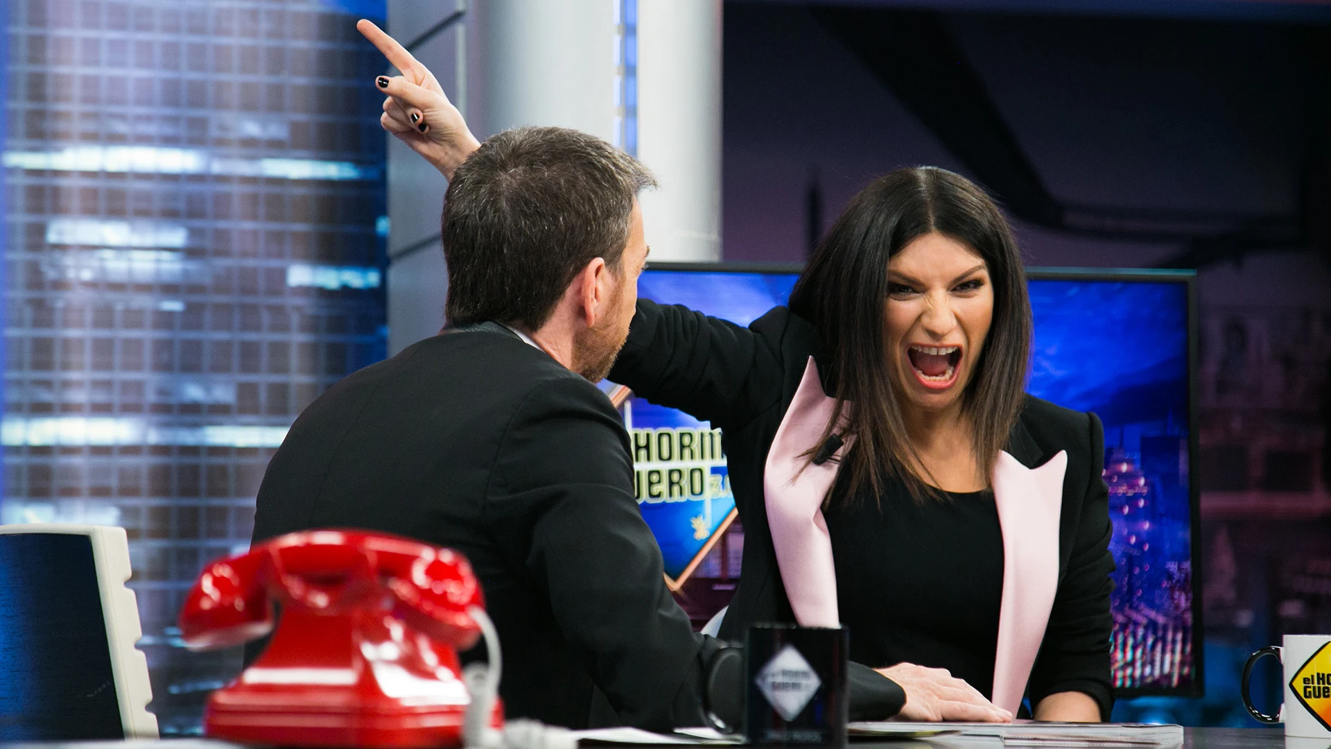 ¿Cómo fue el primer beso de Laura Pausini con la vigilancia de su padre desde un seto? vídeo: ¿Cómo fue el primer beso de Laura Pausini con la vigilancia de su padre desde un seto?