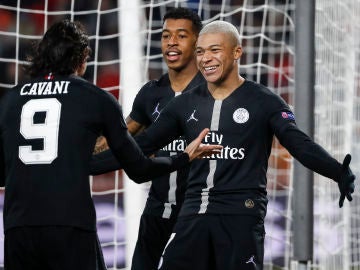 Mbappé celebra con Cavani el gol del uruguayo contra el Estrella Roja