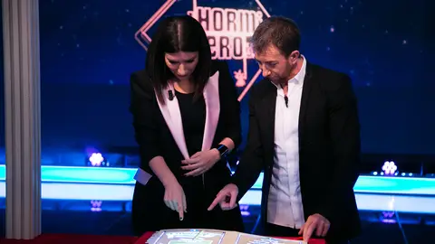 Laura Pausini no puede contener las lágrimas con el libro mágico de 'El Hormiguero 3.0' Vídeo: Laura Pausini no puede contener las lágrimas con el libro mágico de 'El Hormiguero 3.0'