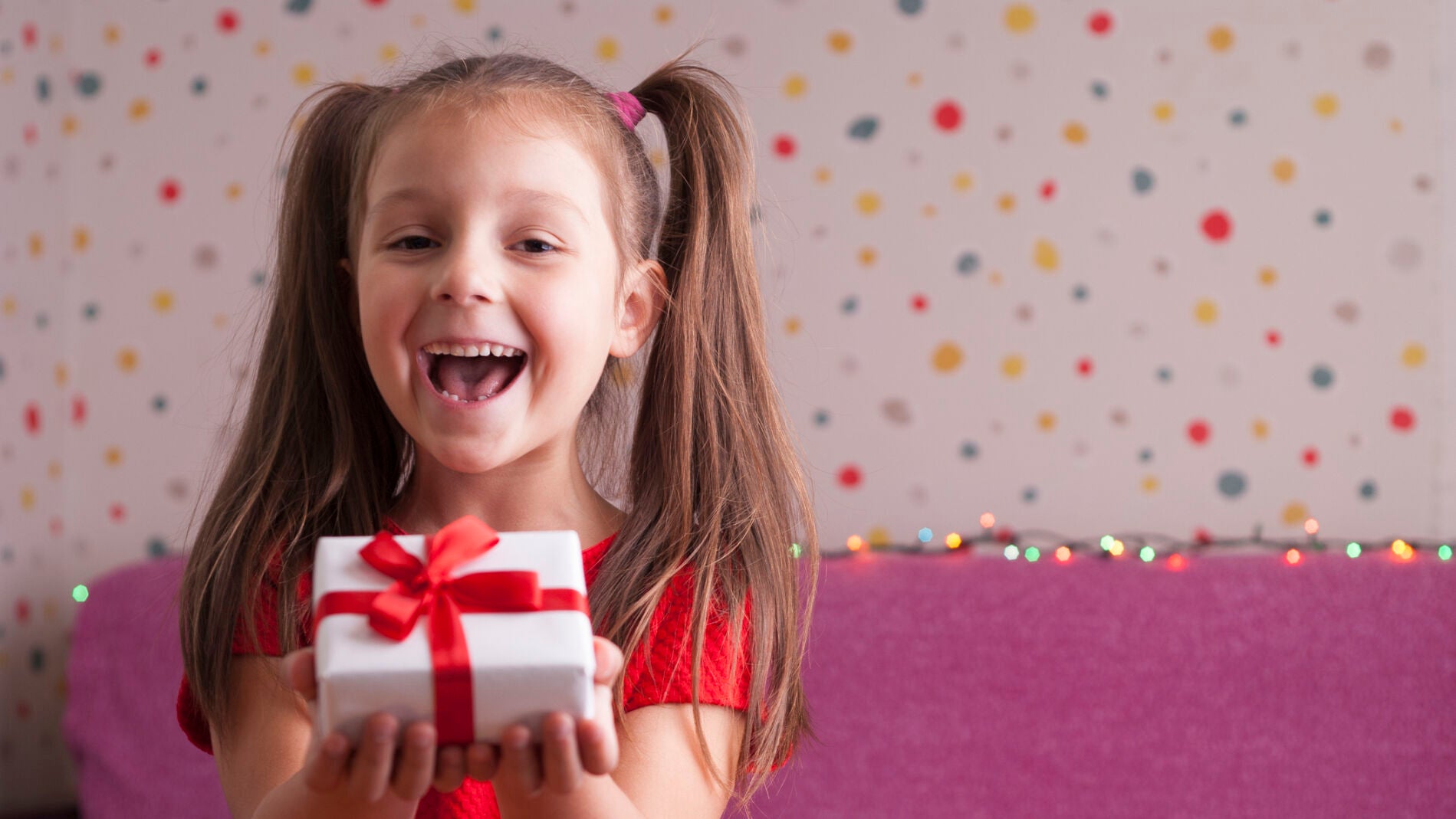 Ni&ntilde;a dando regalo