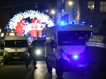 Vista de vehículos de la policía francesa estacionados cerca del lugar del tiroteo Vista de vehículos de la policía francesa estacionados cerca del lugar del tiroteo