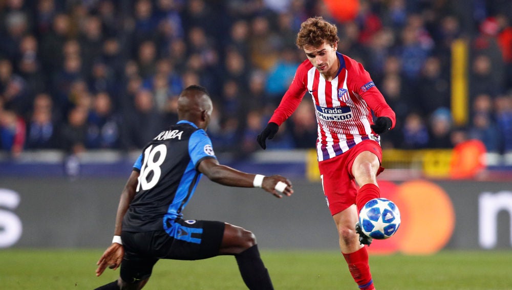 Griezmann realiza un pase en el partido contra el Brujas