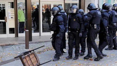 Mossos d'esquadra durante una protesta contra un acto conmemorativo del 40 aniversario de la Constitución Mossos d'esquadra durante una protesta contra un acto conmemorativo del 40 aniversario de la Constitución