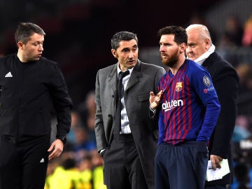 Valverde da indicaciones a Messi en el partido contra el Tottenham