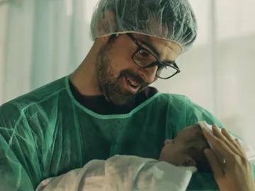 Jon se convierte en el padre de Anne, su hija con Maite Jon se convierte en el padre de Anne, su hija con Maite
