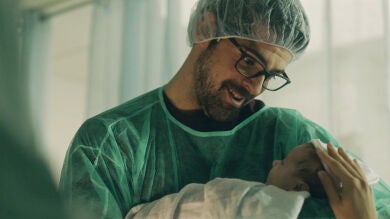Jon se convierte en el padre de Anne, su hija con Maite