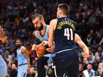 Marc Gasol, en acción ante Juancho Hernangómez Marc Gasol, en acción ante Juancho Hernangómez