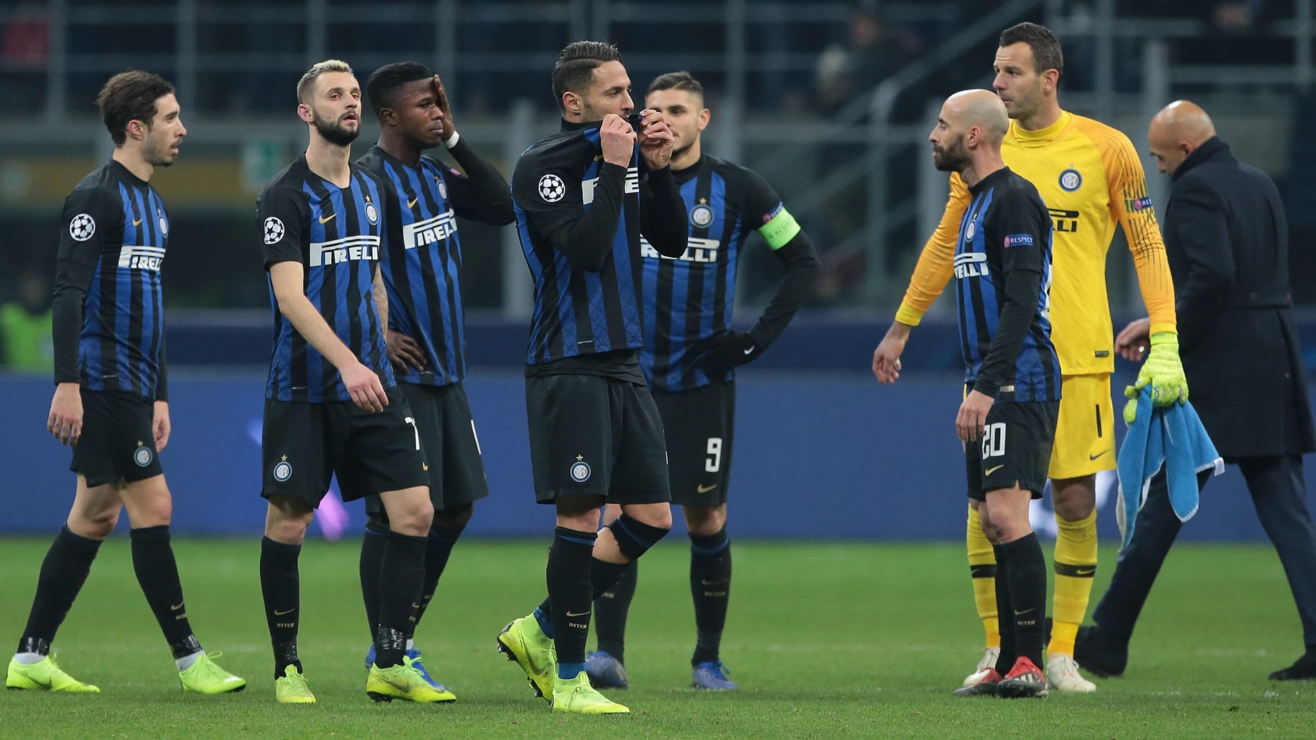 Los jugadores del Inter de Milán, cabizbajos tras el partido Los jugadores del Inter de Milán, cabizbajos tras el partido