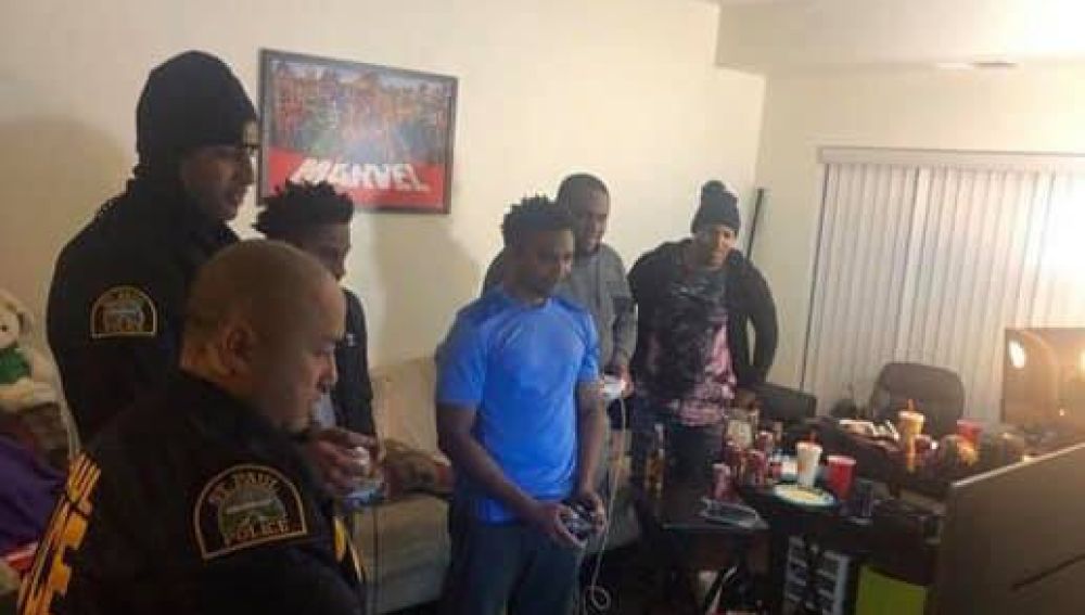 Unos policías jugando a un videojuego