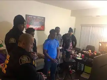 Unos policías jugando a un videojuego Unos policías jugando a un videojuego