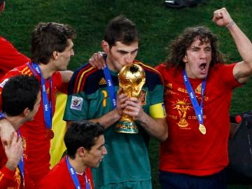 Casillas besa la copa del Mundial