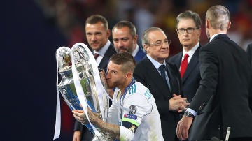 Florentino Pérez saluda a las autoriades en Kiev mientras Ramos levanta la Champions