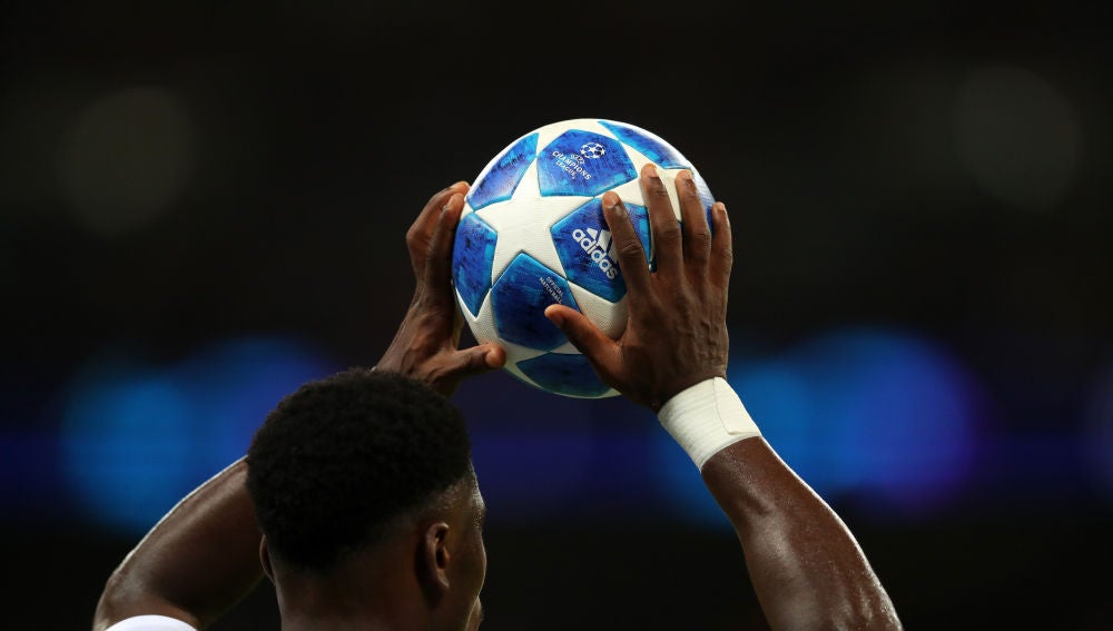 Un jugador se dispone a sacar de banda durante un partido de Champions League