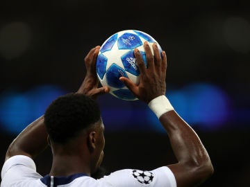 Un jugador se dispone a sacar de banda durante un partido de Champions League Un jugador se dispone a sacar de banda durante un partido de Champions League