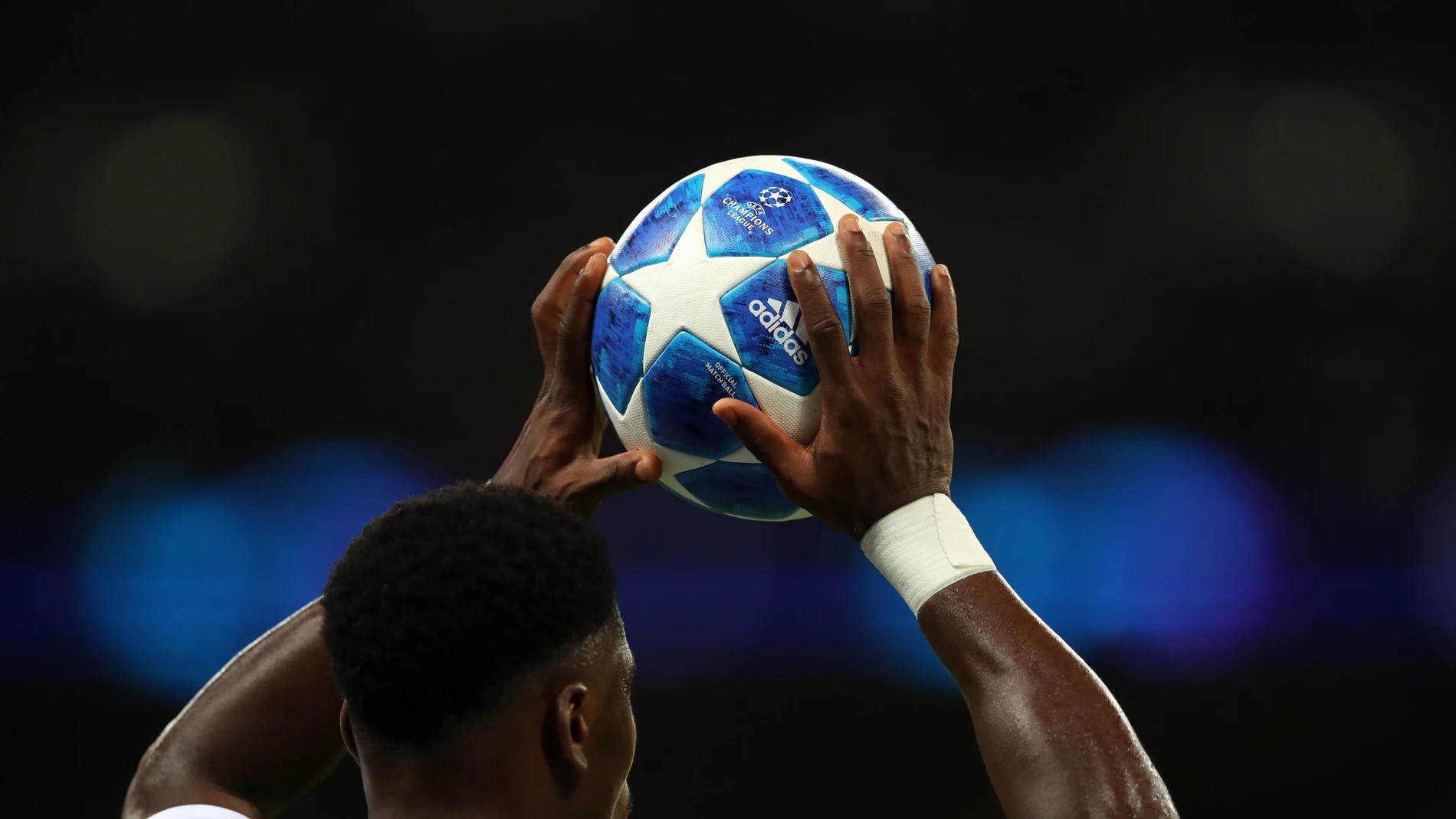 Un jugador se dispone a sacar de banda durante un partido de Champions League Un jugador se dispone a sacar de banda durante un partido de Champions League