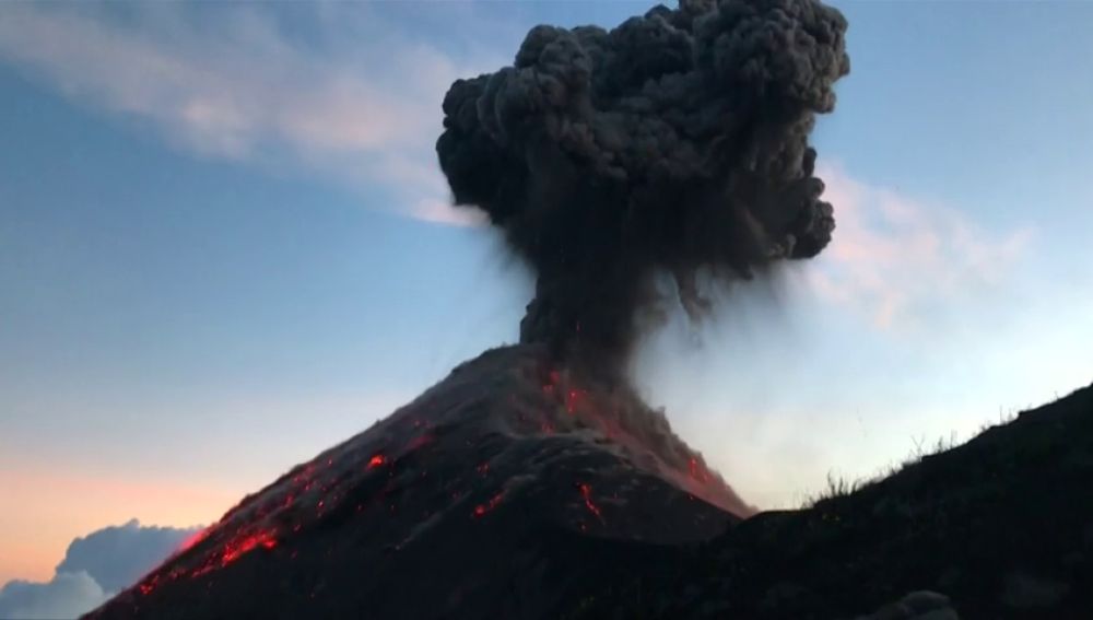 Imponente erupción de un volcán grabada de cerca por unos excursionistas en Guatemala