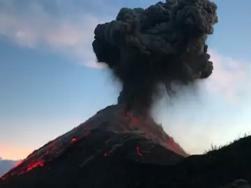 Imponente erupción de un volcán grabada de cerca por unos excursionistas en Guatemala Imponente erupción de un volcán grabada de cerca por unos excursionistas en Guatemala