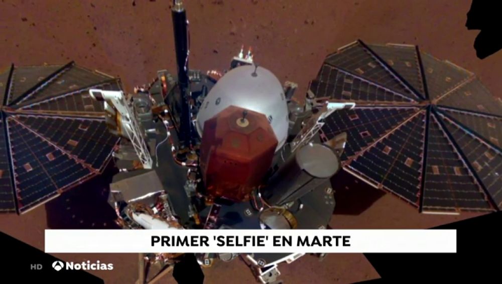 La nave InSight resplandece sobre Marte en su primer 'selfie'