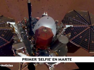 La nave InSight resplandece sobre Marte en su primer 'selfie'