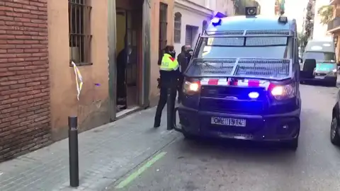 Los Mossos registran dos 'narcopisos' en el barrio barcelonés del Poble-sec Los Mossos registran dos 'narcopisos' en el barrio barcelonés del Poble-sec