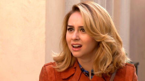 Luisita trata de confesarle a Amelia sus sentimientos pero Sara se interpone